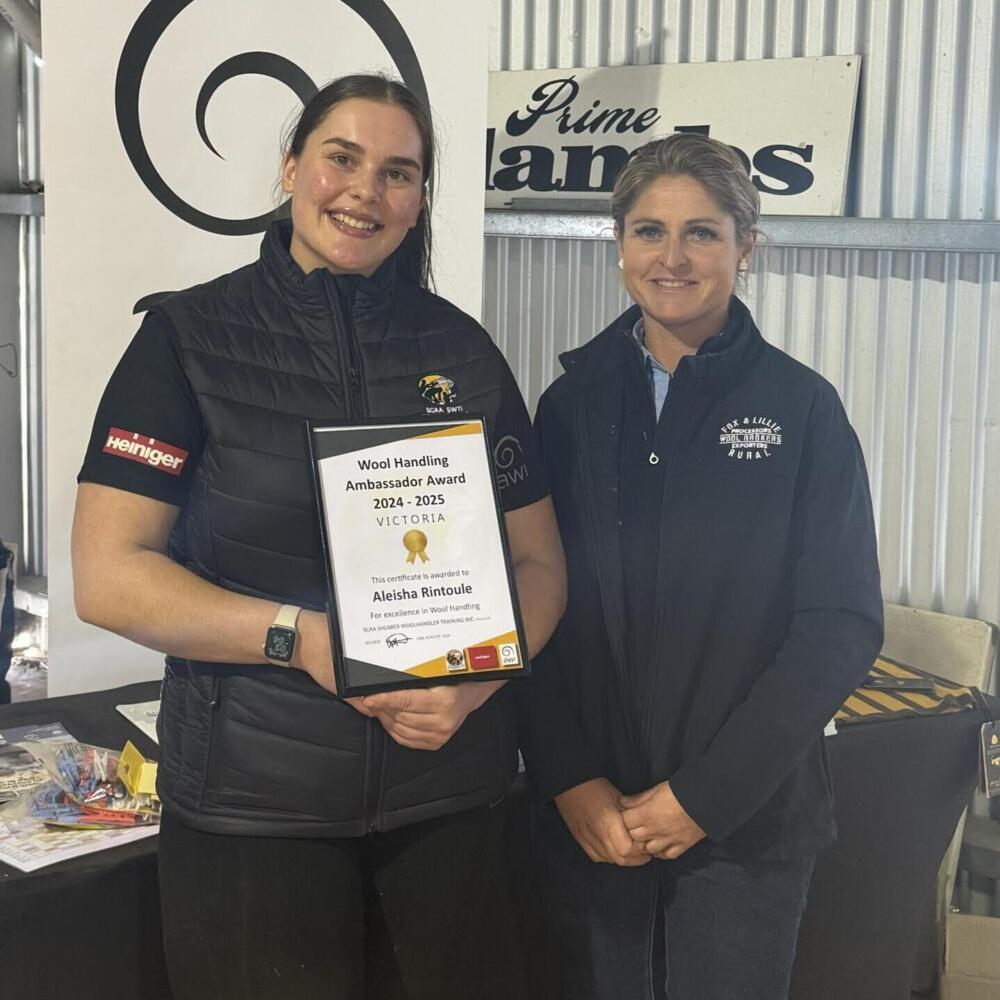 Gen Butler awarded Aleisha Rintoule the Fox & Lillie Rural Woolhandling Ambassador Award